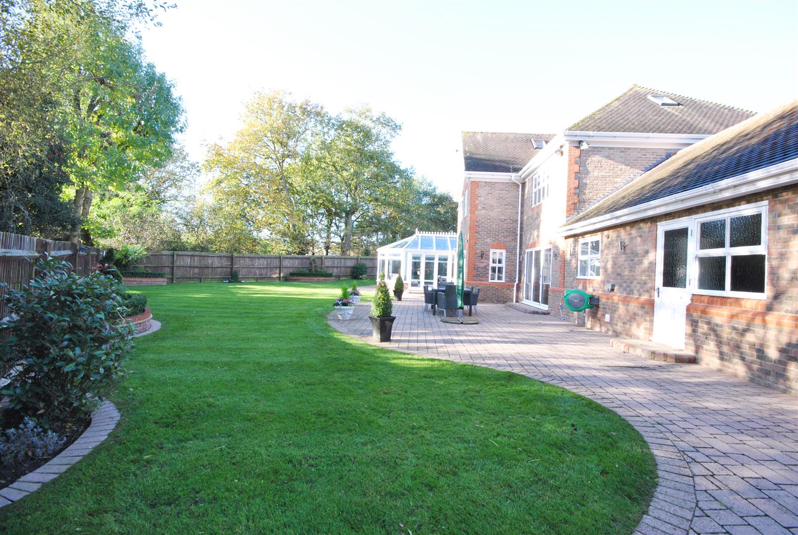 6 Bedrooms, House - Detached